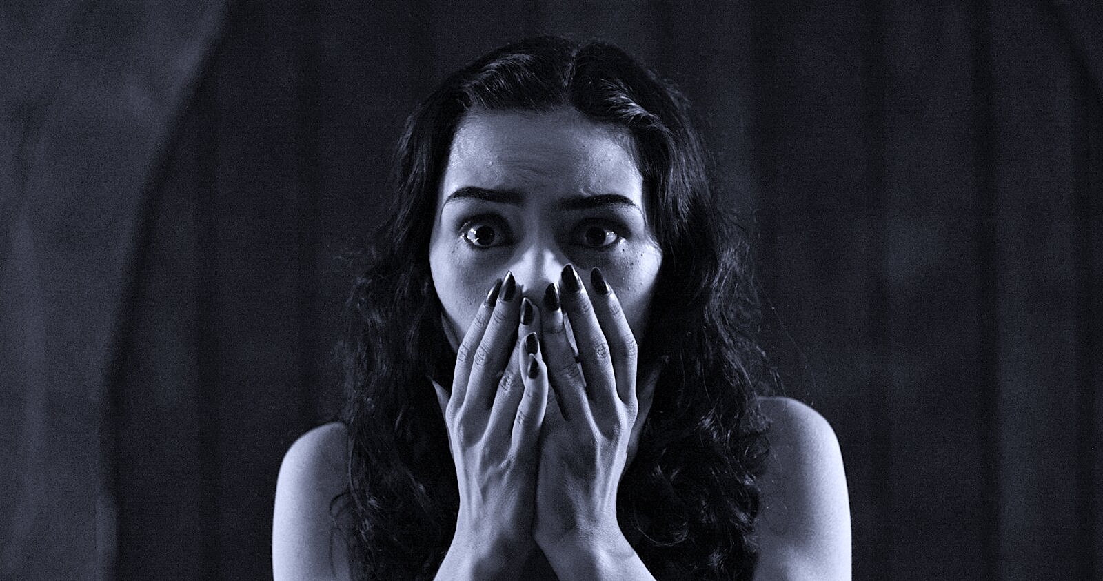Daniela Couso as Vianca Segura, hands over her face